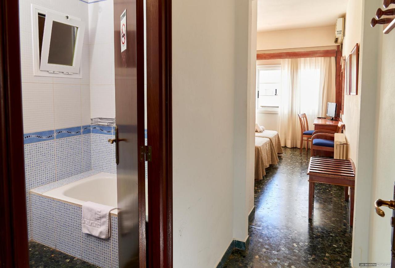 Hostal Illes Pitiüses San Ferran de Ses Roques Extérieur photo