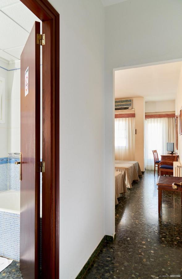 Hostal Illes Pitiüses San Ferran de Ses Roques Extérieur photo