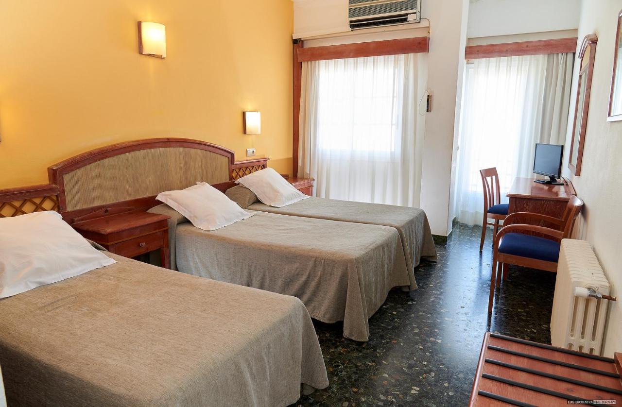 Hostal Illes Pitiüses San Ferran de Ses Roques Extérieur photo